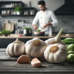 Künstlerische Darstellung von Knoblauchknollen und -zehen im Vordergrund mit einem Koch, der in einer modernen Küche im Hintergrund ein Gericht mit Knoblauch zubereitet